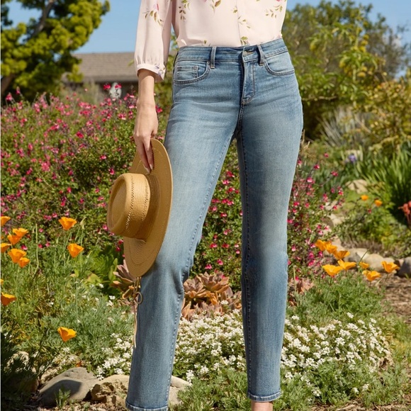 NYDJ Light Blue ‘Marilyn’ Straight Leg Jeans - Picture 2 of 6